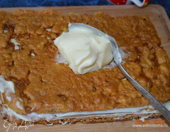 Дайте коржам остыть. Из обрезков сделайте»крошку». Прослоите медовые основы сметанным кремом до самого верха, формируя один или несколько тортов. Бока или всю поверхность полностью покройте крошкой. И уверите на ночь в холодильник. Торт должен как следует пропитаться.
Коржи остывают. Из обрезков делаем "крошку". Прослаиваем  медовые коржи нашим кремом до самого верха. 