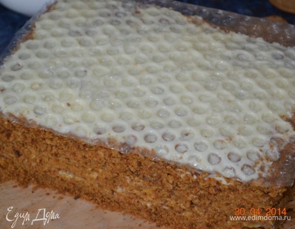 Украсила я торт так: бока  посыпала крошкой, а на верхний слой крема положила пупырчатую пленку, сверху пресс. Ночь в холодильнике.