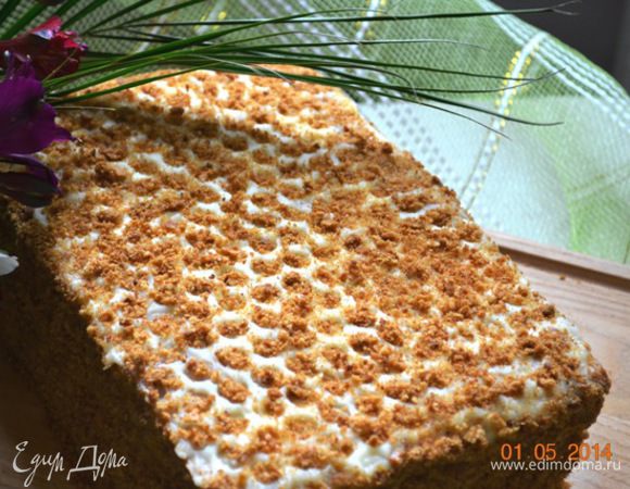 Утром сняла пленку и в этих получившихся лунках должны быть карамельные капли. Но не успевала сварить карамель, поэтому обошлась все той же крошкой.
Приятного аппетита!!!