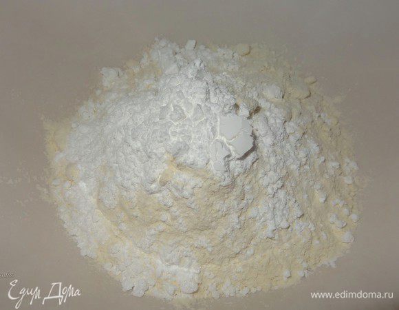 Просеять муку в чашу миксера и смешать с сахарной пудрой.
