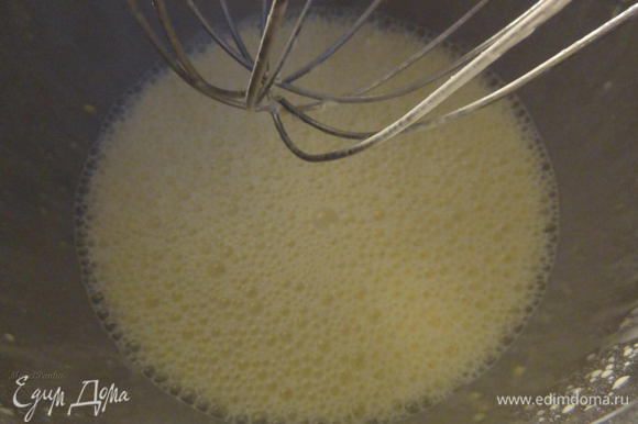 Добавить к яйцам немного молока и перемешать, чтобы тесто получилось однородным. Постепенно влить все молоко.