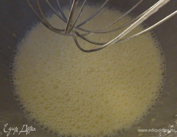 Добавить к яйцам немного молока и перемешать, чтобы тесто получилось однородным. Постепенно влить все молоко.