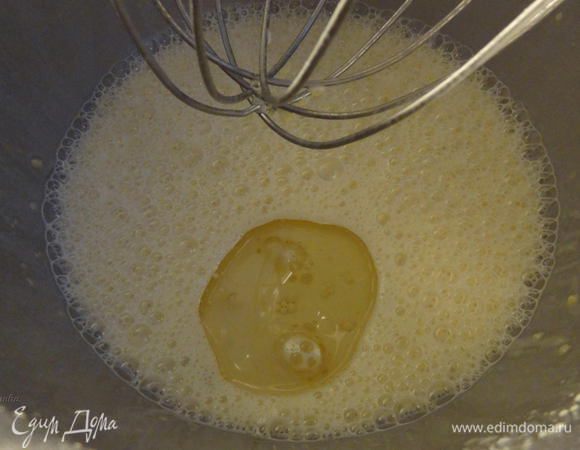 Добавить растительное масло. Все еще немного взбить. Можно растительное масло заменить на растопленное сливочное, тоже хорошо получается. Тогда по рецепту нам потребуется 150 г сливочного масла.