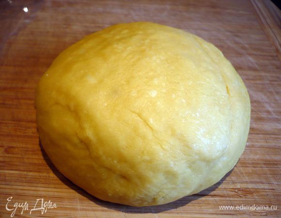 Для теста на рабочую поверхность просеиваем муку, смешанную с солью. Оливковое масло смешиваем до однородности с водой, яйцами. Делаем лунку в горке муки и потихоньку выливаем яично-масляную жидкость в лунку. Затем начинаем постепенно добавлять совсем чуть-чуть муки и смешивать ее с яично-масляной смесью, пока смесь эта не превратится в липкое тесто, постепенно добавляем к нему всю муку. Тесто в результате получается мягкое и эластичное. Заворачиваем его в пленку и оставляем на полчаса.  