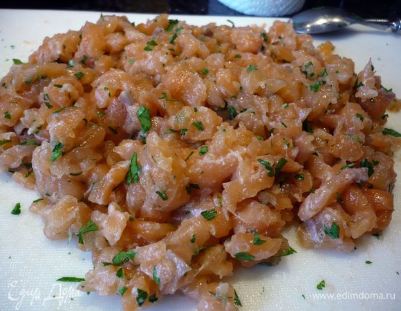 Для начинки рыбку режем мелко, листики петрушки рубим мелко, чеснок натираем на терке для цедры, добавляем к рыбе лимонный сок, перемешиваем чеснок, петрушку и рыбу, солим и перчим. Начинка готова.