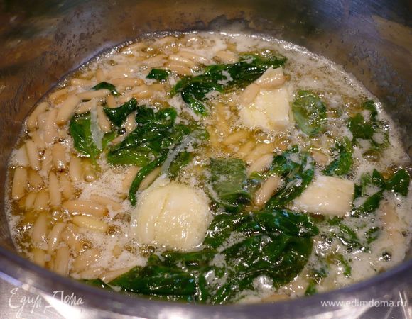 В подсоленной воде отвариваем равиоли и готовим соус. Для этого растапливаем в сотейнике сливочное масло с очищенным чесноком (его нужно раздавить слегка ложкой), добавляем базилик и орехи, готовим на маленьком огне до приобретения маслом легкого коричневого оттенка. 