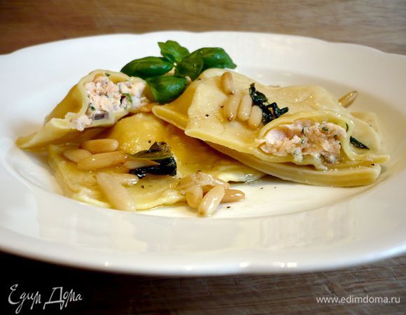 Достаем наши равиоли и поливаем их соусом. Вкусноооо!!!