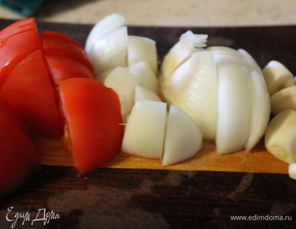 Бедра помыть, обсушить бумажным полотенцем. Все овощи, порезать крупными кубиками и измельчить в комбайне до состояния пюре. Добавить розмарин, посолить и поперчить по вкусу.