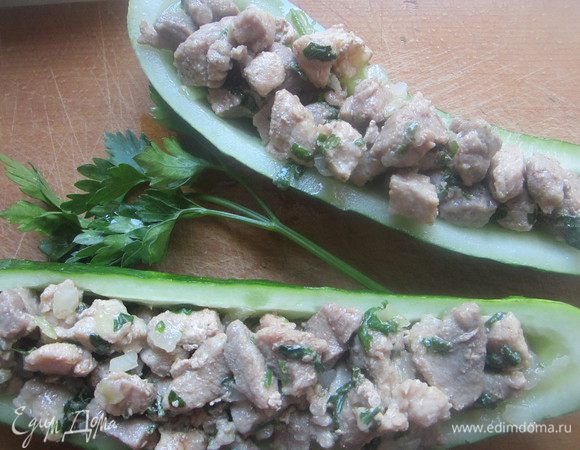 Подготовленным фаршем наполнить половину получившихся огурцовых лодочек.