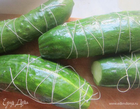 Закрыть оставшимися пустыми половинками, перевязать крепко кулинарной нитью ( у меня обычная), чтобы не распалось.