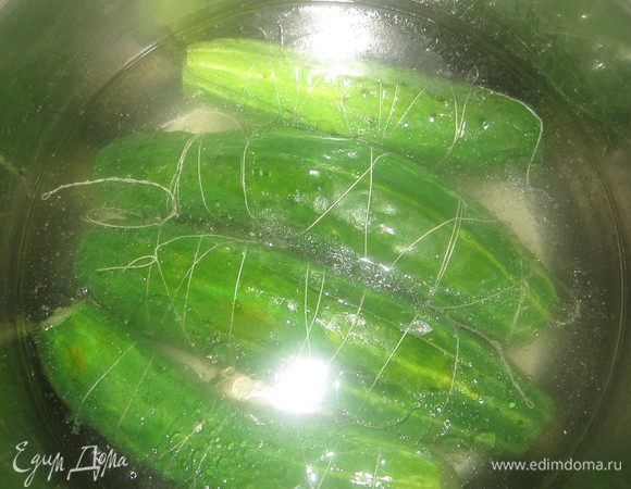 Опустить в кипящую воду с добавлением  масла 60 мл., соли по вкусу. Воды взять столько, чтобы укрыть наши огурчики доверху. Варить по рецепту 1, 5 часа. Но после такой продолжительной варки огурцы разваливаются и их сложно даже выложить в тарелку. Поэтому лучше будет если время жарки  мяса увеличить, скажем минут 20 обжаривать (шаг 3) и затем отваривать огурчики минут 40, не дольше.
