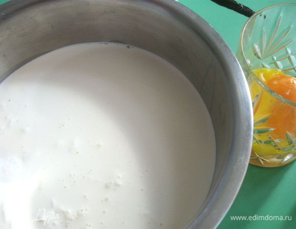 Смешать сливки с молоком, влить  в кастрюльку с толстым дном и подогреть. Стручки ванили разрезать вдоль, отделить семена. Бросить  семена ванили и сами стручки в молочно-сливочную смесь. Добавить  к молоку и сливкам сахарный песок ( примерно 1/3 часть). 