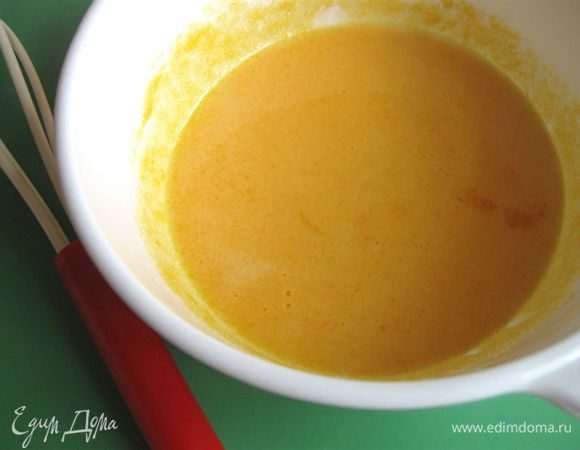 Желтки растереть с частью сахара (2/3).