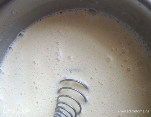 Размешать молочно -сливочную смесь  венчиком и довести  до кипения. Снять с огня. Постепенно, чтобы не разрушить структуру желтка, ввести горячую молочно-сливочную смесь (без ванильного стручка, его надо вынуть),  в растертые с остальным сахаром желтки. Полученную смесь процедить через  сито, застеленное марлей в несколько слоев, чтобы убрать мелкие частицы  после варки стручка ванили и частички не промешанного желтка.  Взбить смесь из молока, сливок, сахара и желтков  с помощью металлического венчика. 