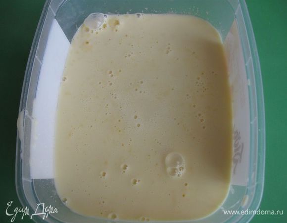 Дать остыть до комнатной температуры.Поместить в удобную форму. Поставить смесь  в морозилку. Доставать из морозильной камеры и взбивать мороженое нужно 4 раза (каждый час).
