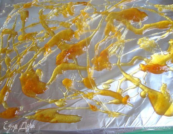 Приготовить карамель. В кастрюльку с толстым дном насыпать сахарный песок, добавить воды, варенье и варить на маленьком огне до загустения, постоянно помешивая. На рабочую поверхность, застеленную фольгой, из ложечки с сиропом аккуратно сделать различные произвольные фигуры. Дать карамели застыть. 