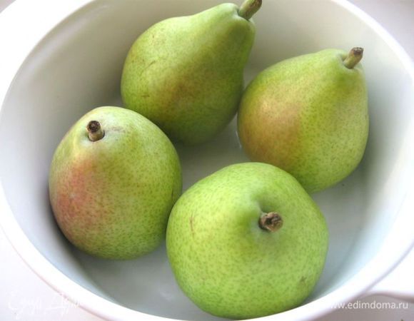Приготовить груши – пашот. Груши, у меня это – сорт Анжу, помыть. 