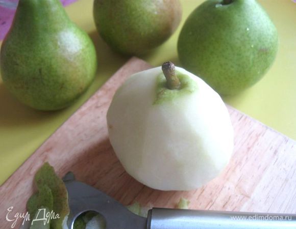 Очистить груши (твердые сорта)  от кожуры.
