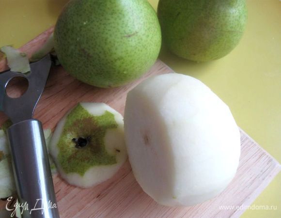 Отрезать основание. Сердцевину не удалять, предстоит длительная варка. Плодоножку не удалять! Это для красоты. Если на груше есть листик, тоже оставьте его.