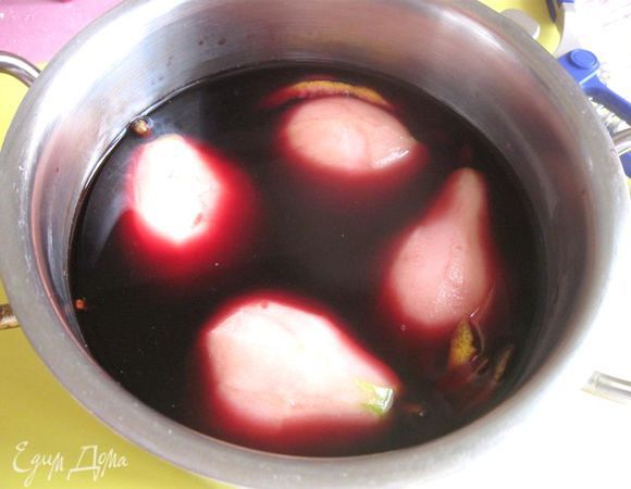 В теплоемкой  кастрюле с толстым дном смешать вино, сахар, лимонную цедру, лимонный сок, гвоздику, палочку корицы, положить груши. Груши должны быть покрыты вином. Довести до кипения на среднем огне, уменьшить огонь до минимума, периодически аккуратно  переворачивать груши так, чтобы они пропитались со всех сторон сиропом, варить  в течение 2 часов  до мягкого состояния груш.
