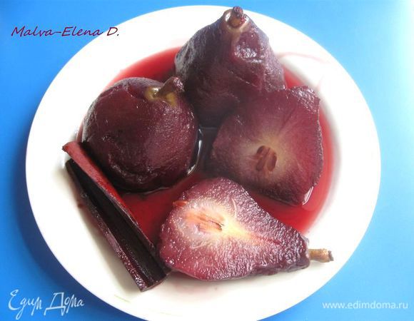 Выключить огонь и дать немного остыть вместе с жидкостью. Извлечь груши шумовкой и положить охлаждаться до теплого состояния.  Оставшееся в кастрюле вино уварить на маленьком огне, чтобы оно слегка загустело. В общей сложности вино должно увариться примерно на 2/3.  Это будет соус.