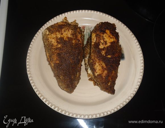 Семена горчицы высыпаем в ступку и перетираем потом высыпаем в тарелку и добавляем кориандр молотый и семена фенхеля молотые и перец черный молотый и красный острый перец. Приправу к курице и соль и хорошо перемешиваем.