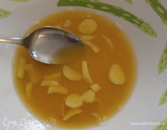 Из одного апельсина выдавить сок, профильтровать. Смешать в миске с ромом, половиной меда и очищенным и тонко нарезанным корнем имбиря (около 2 см имбирного корня).