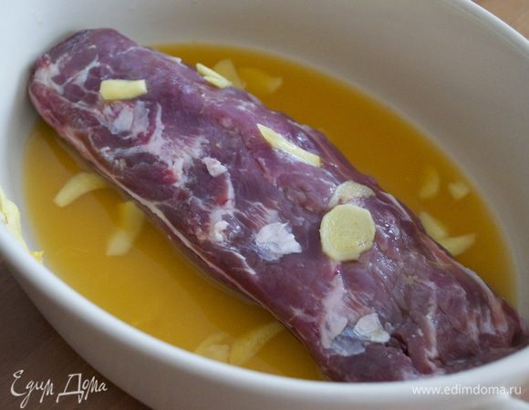 Добавить свиное филе и замариновать мясо на 1 час, время от времени переворачивая...