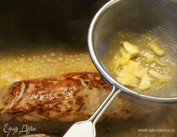 Профильтровав через сито, добавить к мясу весь маринад. Выдавить сок из второго апельсина и тоже добавить к мясу. Слегка посолить, довести до кипения. Накрыть крышкой и поставить в разогретую духовку на 20 минут.