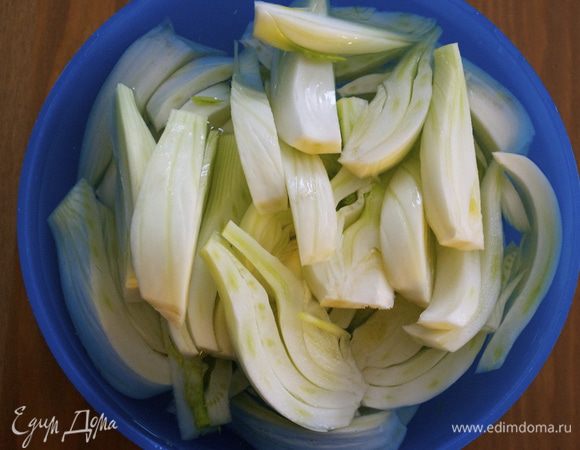 Тем временем подготовить фенхель, нарезать дольками...