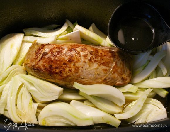 По истечение указанного времени достать сковороду с мясом и добавить нарезанный фенхель и половник кипятка... При необходимости посолить и поперчить по вкусу. Продолжить запекать уже без крышки еще 25 минут.  