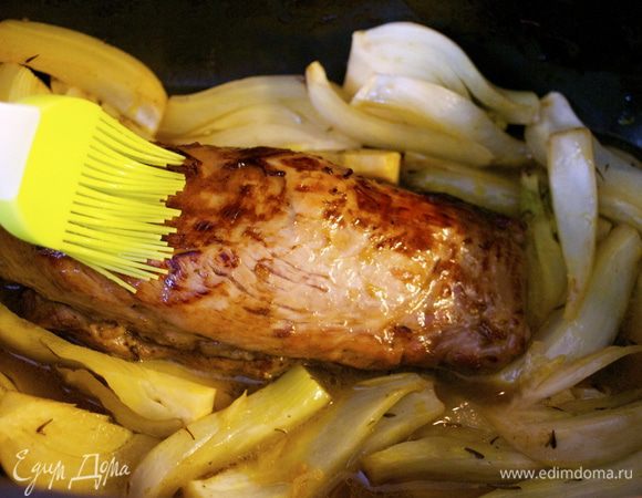 В конце смазать филе оставшимся медом (1 ст.л.) и на пару минут поставить под гриль. Готовое филе и фенхель переложить на блюдо. А в оставшийся соус добавить нарезанную цедру и несколько минут на огне уварить полученный соус.