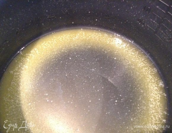 Растопить масло, положив его в емкость для мультиварки и вкл. режим "выпечка". Когда масло растопится, то надо обмазать стенки маслом и остатки перелить в отдельную емкость.