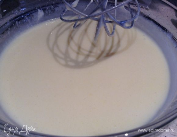 Смешать 2 яйца, 100 г сахара. Добавить масло и сметану.