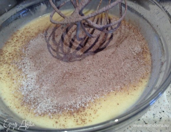 Просеять муку, соду и какао.