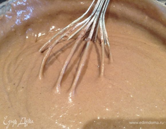 Замесить жидкое тесто и отставить в сторону.