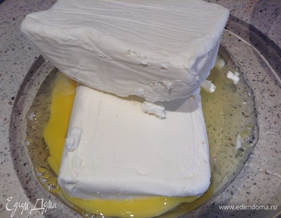 Смешать 2 яйца и творог.