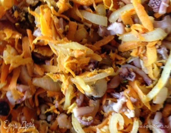 Смешаем обжаренные овощи, нарезанный морской коктейль, измельченный чеснок и сок лимона. Начинка готова!!