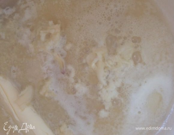 Разогреем духовку  до 180 градусов, а тем временем приготовим соус.
В кастрюльке растопим сливочное масло, чеснок измельчим и обжарим его.