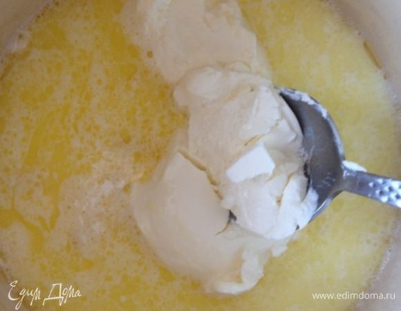 Постепенно, помешивая, добавим молоко и сливочный сыр. Варим все на маленьком огне  до полного растворения сыра. Добавим смесь перцев и наш соус готов.