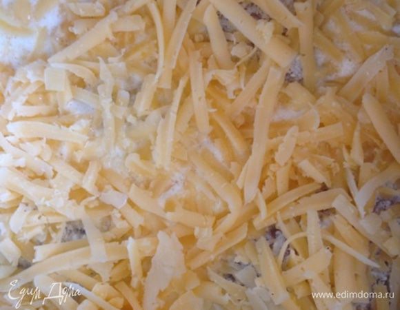 Посыпаем натертым на крупной терке сыром и ставим в разогретую духовку.