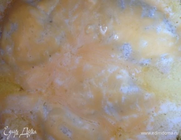 Запекаем, пока сыр не расплавится и не зазолотится, а соус не начнет кипеть.