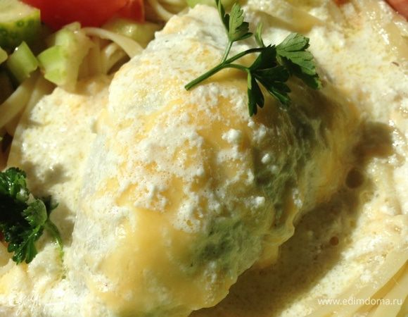 И наши вкусные, нежные кальмары готовы!!
Подаем с пастой (у меня лингвини) и овощным салатом, щедро полив соусом!!!
Соус вкуснейший, ваши домашние не оставят на тарелке ни капельки!!!
Угощайтесь!!