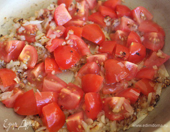 Лук и чеснок мелко порубить и обжарить на оливковом масле до мягкости. Добавить рубленные помидоры и обжаривать до тех пор, пока не выпарится влага.