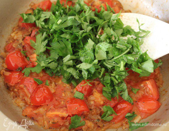 Добавить рубленную петрушку и сухой базилик. Приправить солью и перцем.