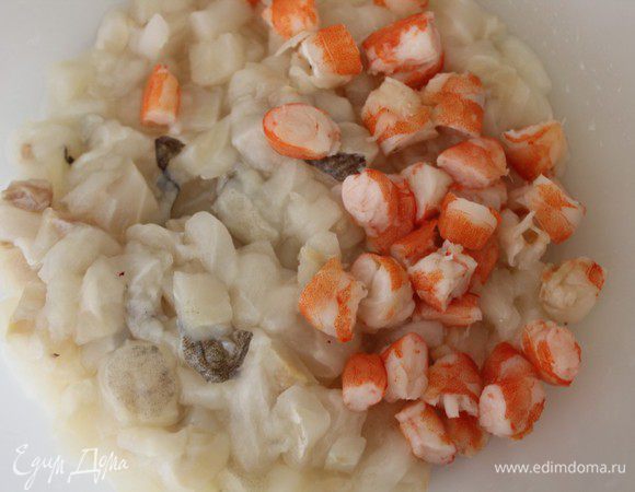 Рыбное филе измельчить при помощи блендера или нарезать мелкими кусочками. Креветки очистить, удалить кишечную вену и тоже порубить. Часть креветок оставить целыми для украшения.