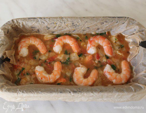 Выложить в выстеленную пергаментом форму. Сверху выложить креветки. Духовку разогреть до 180 градусов.