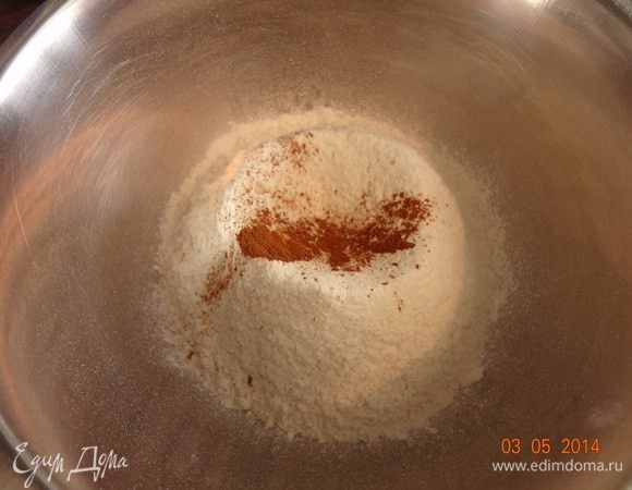 Форму 24 см. лучше разъемную смазать маслом, присыпать мукой. В большую миску просеять муку, добавить оба сахара, корицу и соль, все смешать.