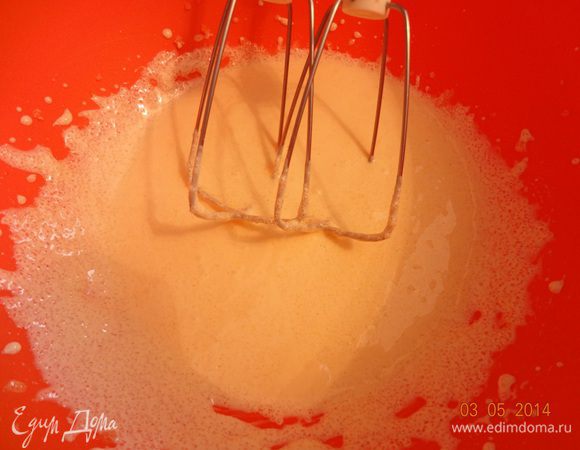 Убрать миску с крошкой в холодильник. Желтки отделить от белков, последние также поставить в холодильник, пригодятся позже. Желтки с сахаром взбить миксером до увеличения массы вдвое и растворения частично сахара (минут 8-10).  