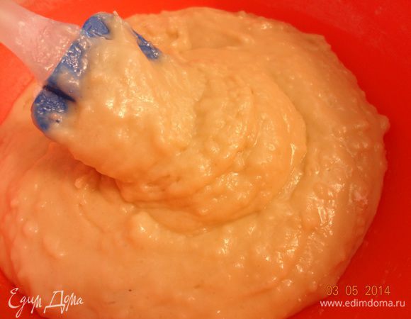 Продолжая взбивать добавить к смеси кефир (в оригинальном рецепте пахта) и растительное масло с ванильным экстрактом, должна получиться однородная масса. Ввести аккуратно просеянную муку с разрыхлителем и солью, все хорошо вымешать миксером на средней скорости.